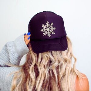 Snowflake Trucker Hat – Black Cap with Silver Glitter Snowflake for Bold Winter